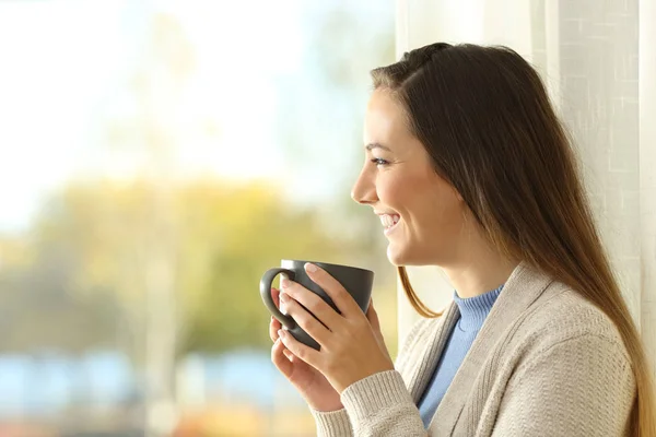 Retrato Una Chica Pensativa Sosteniendo Una Taza Café Mirando Afuera — Foto de Stock