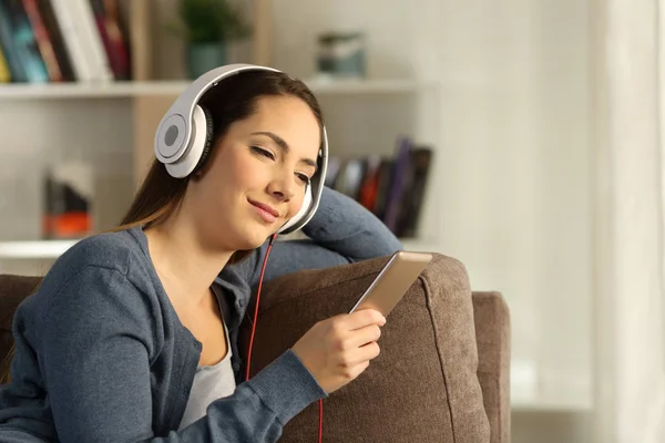 Mujer Relajada Escuchando Música Sentada Sofá Sala Estar Casa — Foto de Stock