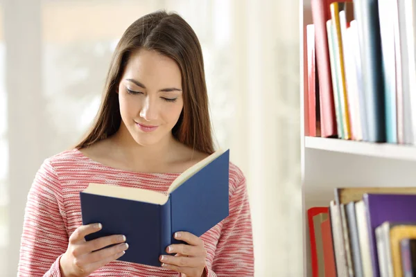 Femme Détendue Lisant Livre Papier Debout Maison — Photo