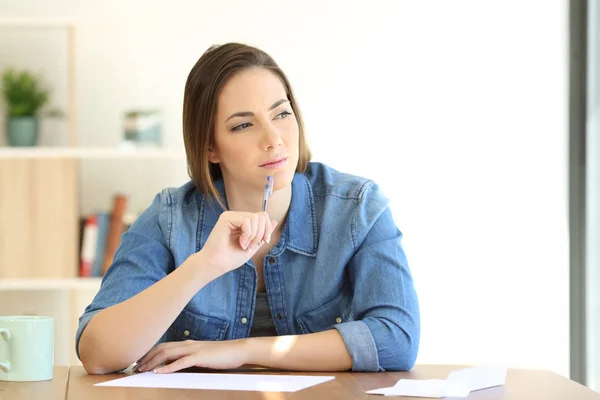 Vista Frontal Una Mujer Seria Pensando Qué Escribir Una Carta —  Fotos de Stock