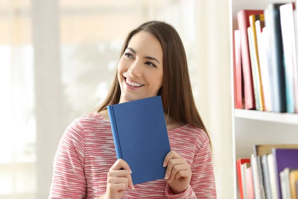 Mulher Feliz Pensando Olhando Para Lado Mostrando Uma Capa Livro — Fotografia de Stock