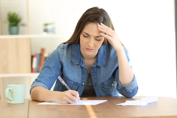 Mujer Preocupada Escribiendo Una Carta Una Mesa Casa — Foto de Stock