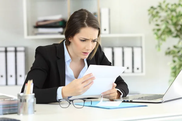 Lavoratore Ufficio Preoccupato Che Legge Notizie Cattive Una Lettera Desktop — Foto Stock