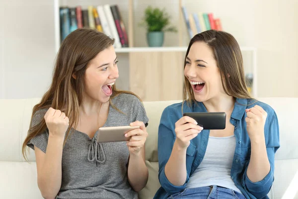 Teman Teman Senang Bermain Game Online Dan Menang Duduk Sofa — Stok Foto
