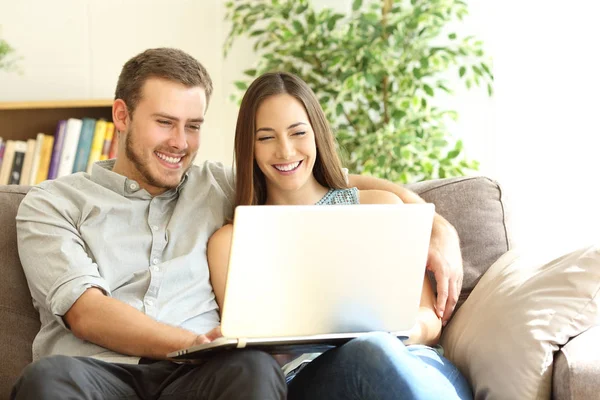 Lyckligt Par Använder Bärbar Dator Som Sitter Soffa Vardagsrummet Hemma — Stockfoto