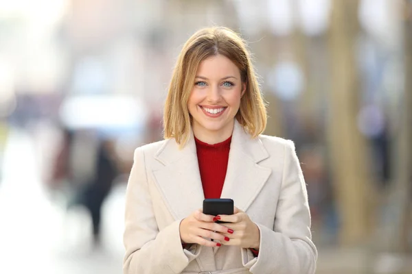 Retrato Una Mujer Sosteniendo Teléfono Inteligente Mirándote Calle Invierno — Foto de Stock