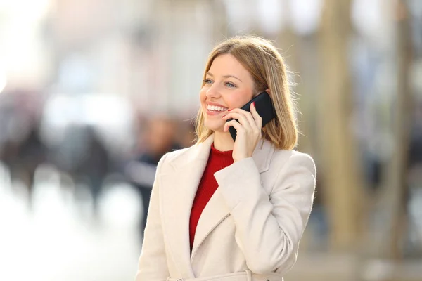 Donna Felice Avendo Una Conversazione Telefonica Piedi Inverno Strada — Foto Stock