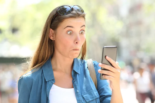 Retrato Uma Mulher Surpreendida Lendo Conteúdo Telefone Inteligente Rua — Fotografia de Stock