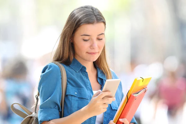 Nyugodt Tanuló Használ Egy Okos Telefon Sétál Utcán — Stock Fotó