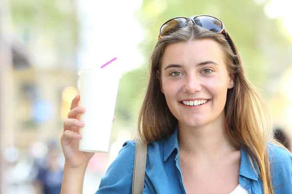 Ευτυχισμένη Γυναίκα Δείχνει Ένα Κενό Takeaway Ποτήρι Στο Δρόμο — Φωτογραφία Αρχείου