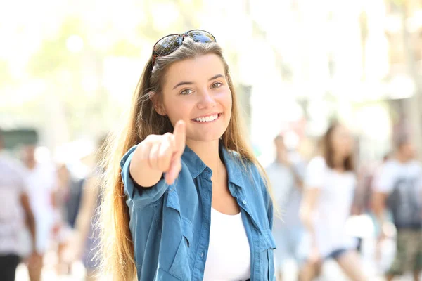 Single Happy Woman Pointing Looking Camera Standing Street — Stock Photo, Image