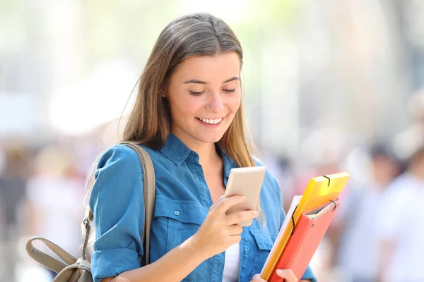 Glückliche Studentin Benutzt Ein Smartphone Das Auf Der Straße Läuft — Stockfoto