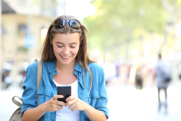 Retrato Vista Frontal Uma Mulher Feliz Usando Telefone Inteligente Andando — Fotografia de Stock