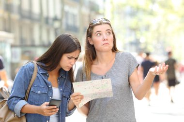 İki kayıp turist bir kağıt harita ve konum caddeye arama bir akıllı telefon danışmanlık