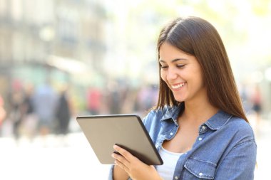 Sokakta çevrimiçi içerik aramak için bir tablet tek mutlu teen kullanır