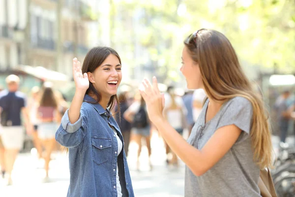 Två Glada Vänner Möte Och Hälsning Gatan — Stockfoto