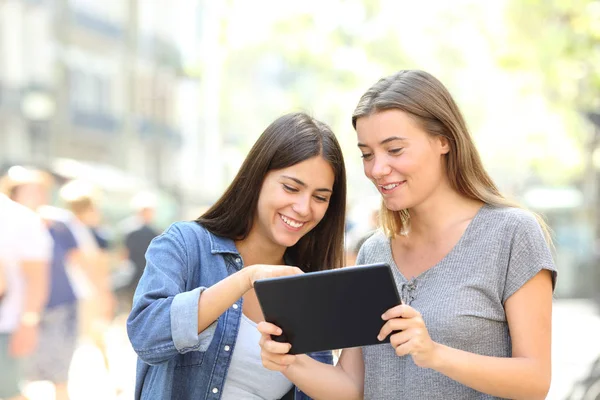 Δύο Happy Φίλοι Μιλάμε Για Online Περιεχόμενο Ένα Tablet Στο — Φωτογραφία Αρχείου