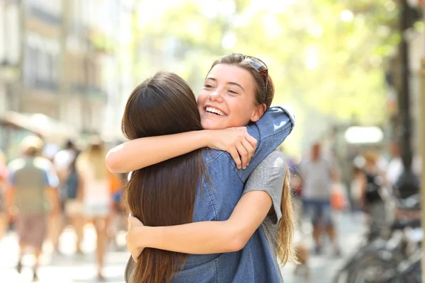 Dois Amigos Felizes Encontrando Abraçando Rua — Fotografia de Stock