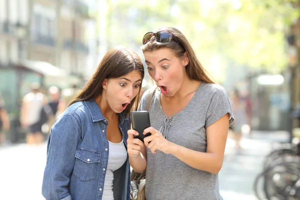 Dois Amigos Surpresos Encontrando Conteúdo Online Smartphone Rua — Fotografia de Stock