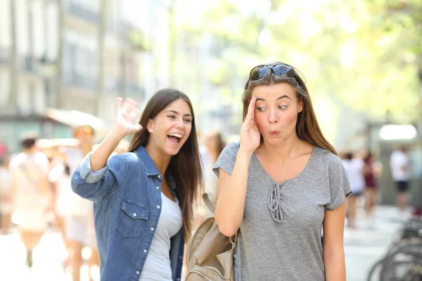 Happy Teen Greeting Waving Hand Friend Ignoring Her Street — Stock Photo, Image