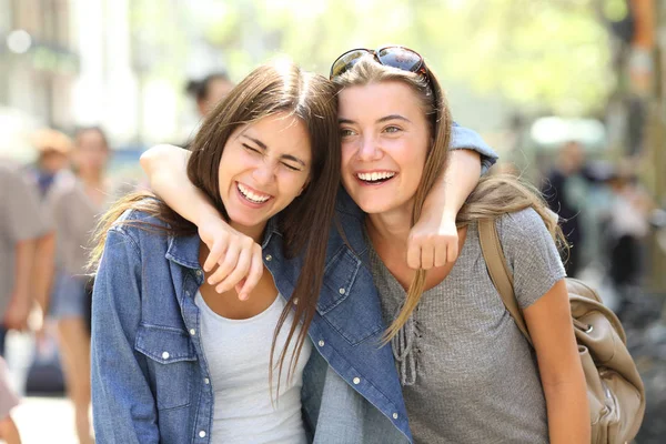 Zwei Lustige Freunde Lachen Laut Auf Der Straße — Stockfoto