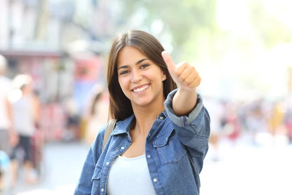 快乐的女孩摆着大拇指在街上看相机 — 图库照片