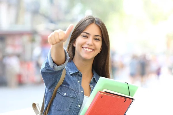 Ευτυχισμένος Φοιτητής Ποζάρει Τους Αντίχειρες Επάνω Κοιτάζω Εσένα Στο Δρόμο — Φωτογραφία Αρχείου