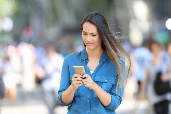 Mulher Confusa Andando Verificando Telefone Inteligente Rua — Fotografia de Stock