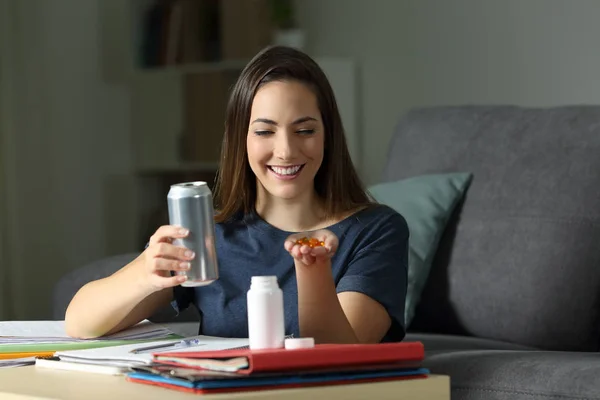 Glückliche Studentin Mit Energy Drink Und Vitaminergänzungspillen Hause — Stockfoto