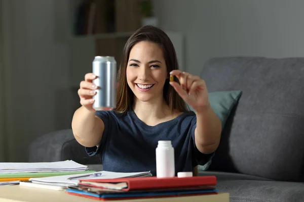 Retrato Frontal Estudiante Feliz Mostrando Bebida Energética Píldora Vitamínica Noche —  Fotos de Stock