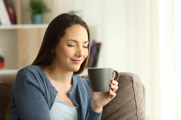 Relaxd Woman Enjoying Cup Coffee Sitting Couch Living Room Home — Stock Photo, Image