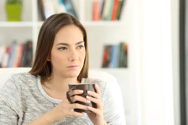 Wanita Yang Sedih Bertanya Tanya Sambil Duduk Sofa Ruang Tamu — Stok Foto