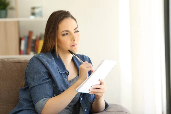 Žena Hledá Inspiraci Oknem Psaní Notebooku Doma — Stock fotografie