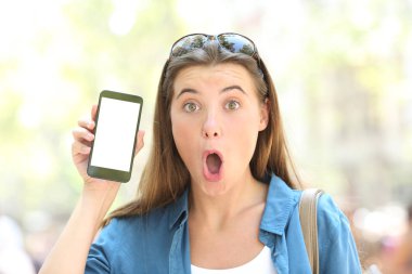 Bir boş akıllı telefon ekran açık havada sokakta gösterilen bir sürpriz kız portresi önden görünüm