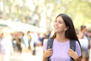 Mutlu backpacker sokakta bir tatil seyahat sırasında yanında seyir