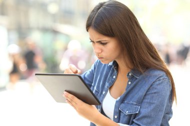 Kızgın kız sokakta bir tablet ile online sorunlarınız