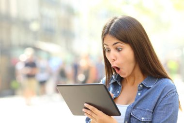 Bir tablet sokakta sürpriz kız online bulma sunuyor