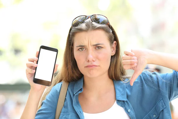 Boş Telefon Ekran Ile Başparmak Aşağı Sokakta Gösterilen Bir Kızgın — Stok fotoğraf