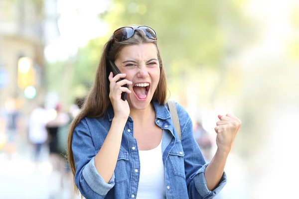 Chica Emocionada Teniendo Una Conversación Positiva Teléfono Móvil Calle —  Fotos de Stock