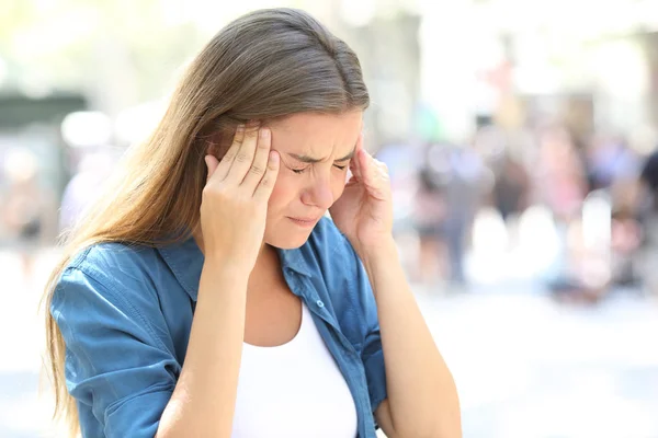 Tapınak Sokakta Dokunmadan Migren Acı Acı Kız — Stok fotoğraf
