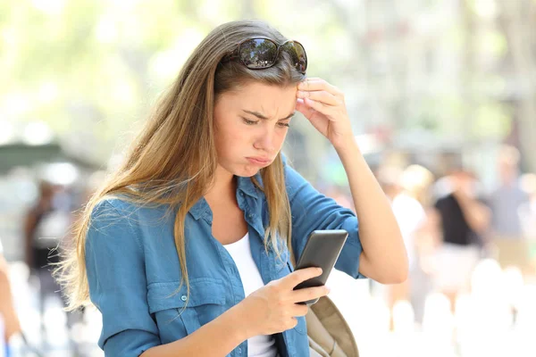 Wanita Frustrasi Membaca Online Konten Telepon Pintar Jalan — Stok Foto