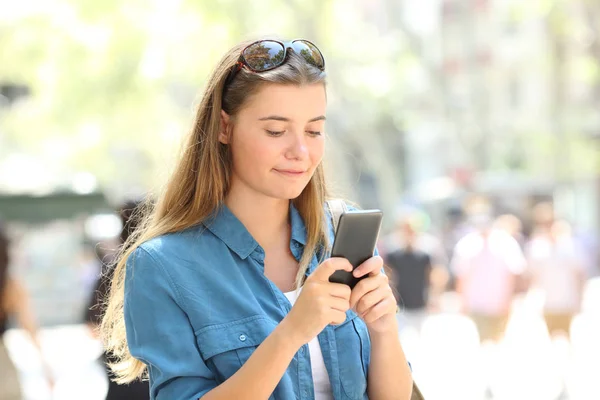 Avslappnad Kvinnan Använder Smart Telefon Som Promenader Gatan Storstad — Stockfoto