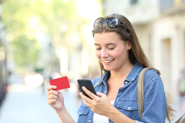 Счастливая Женщина Платящая Онлайн Помощью Кредитной Карты Смартфона Улице — стоковое фото