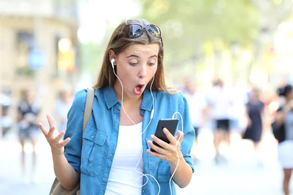 Surprised Woman Listening Music Watching Online Content Smart Phone Street — Stock Photo, Image