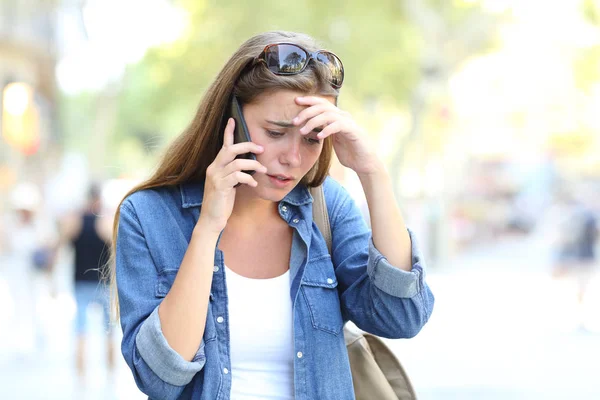 Besorgte Frau Die Auf Der Straße Ein Handygespräch Führt — Stockfoto