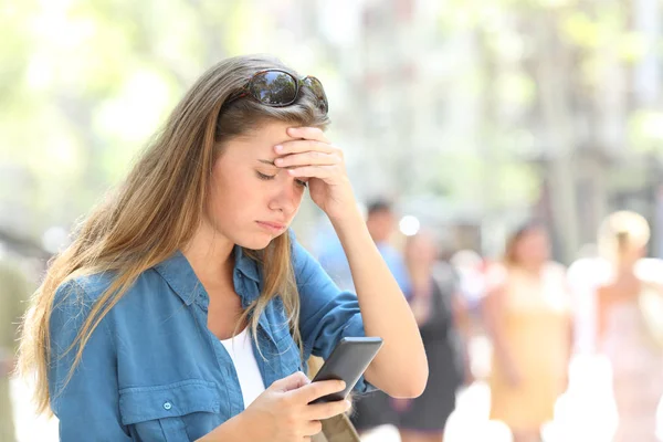 Bezorgd Vrouw Leest Inhoud Van Online Slimme Telefoon Straat — Stockfoto