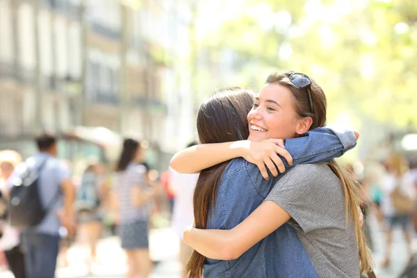 朋友在街上相遇拥抱 — 图库照片
