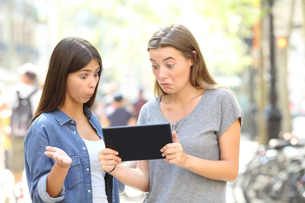 Dois Amigos Confusos Lendo Conteúdo Online Tablet Rua — Fotografia de Stock