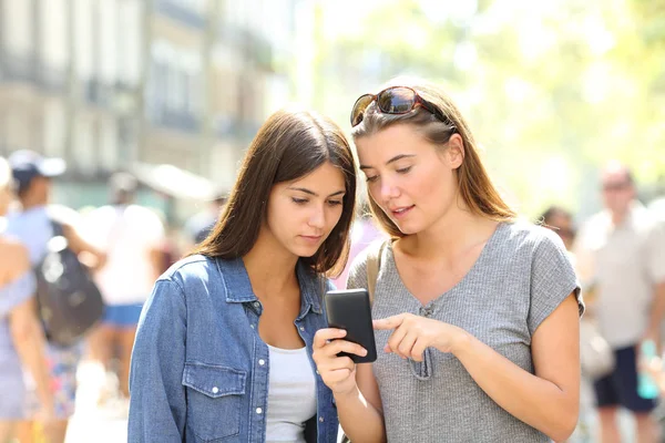 Δύο Κορίτσια Μιλάμε Για Online Περιεχόμενο Ένα Έξυπνο Τηλέφωνο Στο — Φωτογραφία Αρχείου