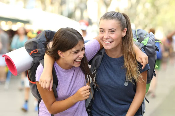 Mochileiros Felizes Rindo Desfrutando Férias Uma Rua Cidade — Fotografia de Stock